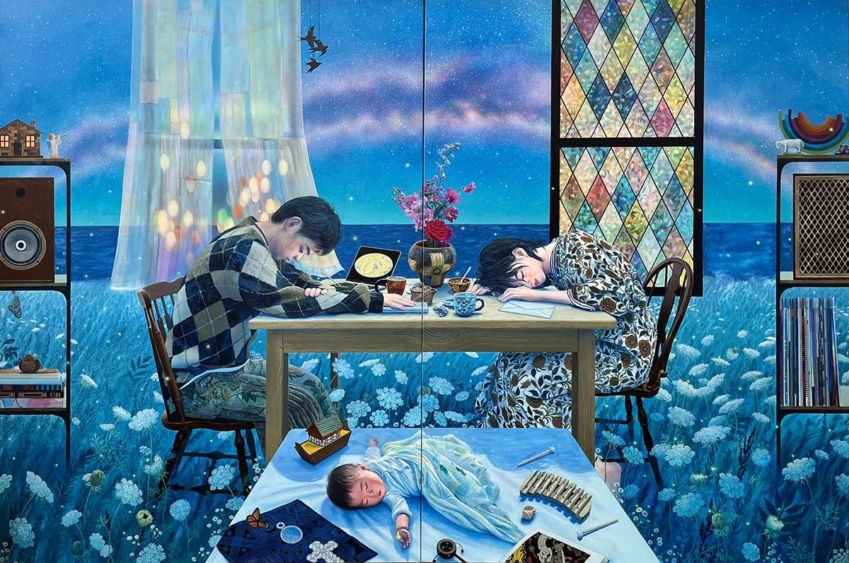Una pareja dormida sobre una mesa de madera y un bebé tumbado en primer plano, en una habitación abierta a un campo de flores blancas bajo un cielo estrellado