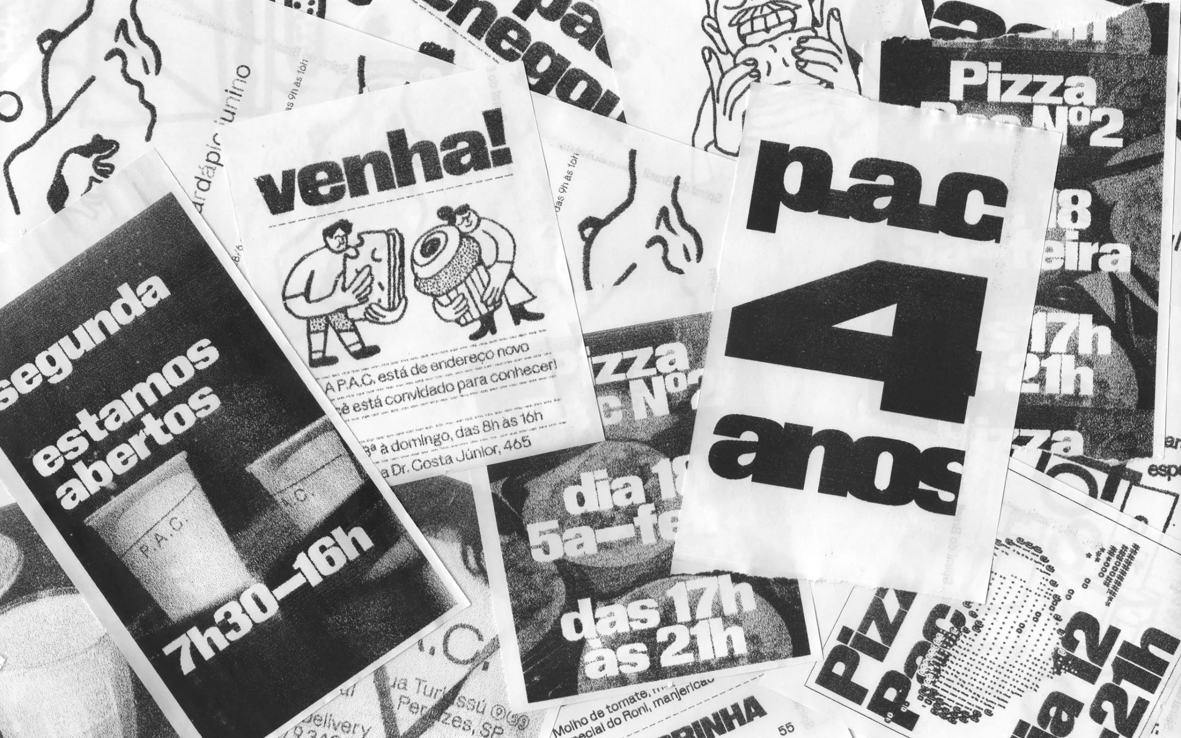 Montón de folletos y menús impresos en blanco y negro, con dibujos de personas y la frase «pac 4 anos» en letras grandes