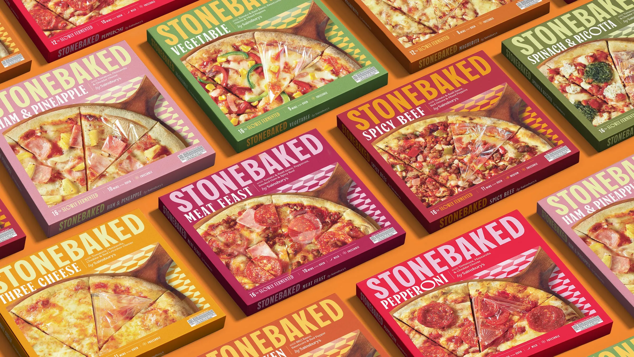 Cajas de pizza Stonebaked de Sainsbury's en rosa, verde, granate y amarillo, con letras enormes y zigzags, sobre fondo naranja